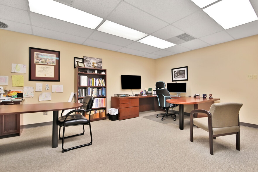 More Photos Of 1014 Broadway St, Lubbock Office For Sale