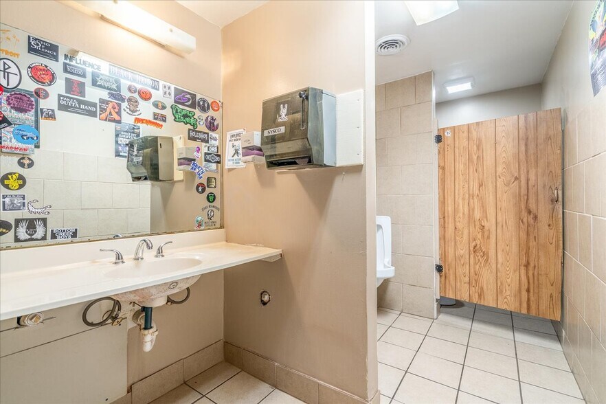 23925 Goddard Rd, Taylor, MI 48180 Bar For Sale