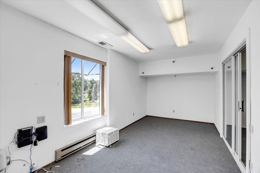 More Photos Of 20833 Mechanical Dr, Sonora Warehouse For Sale