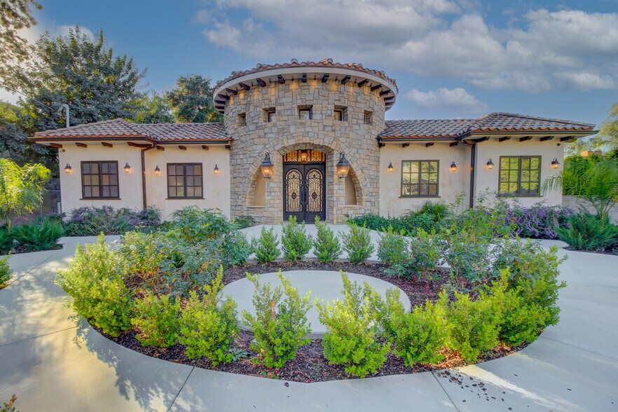 Primary Photo Of 5647 Beckford Ave, Tarzana Rehabilitation Center For Lease