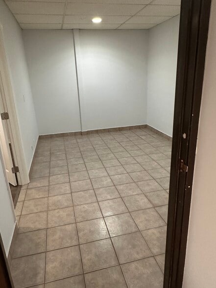 More Photos Of 658 Hawthorne St, Glendale Showroom For Lease