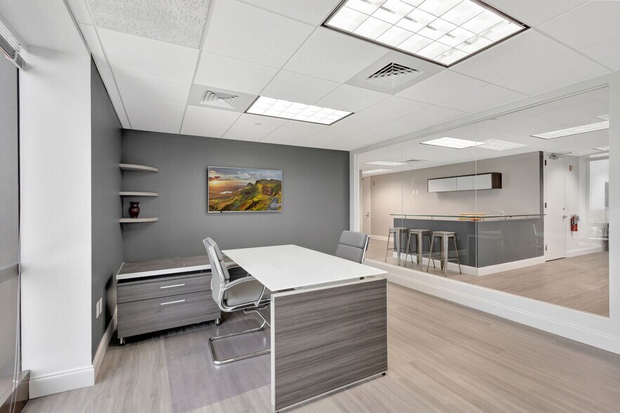 More Photos Of 1645 Palm Beach Lakes Blvd, West Palm Beach Office For Lease