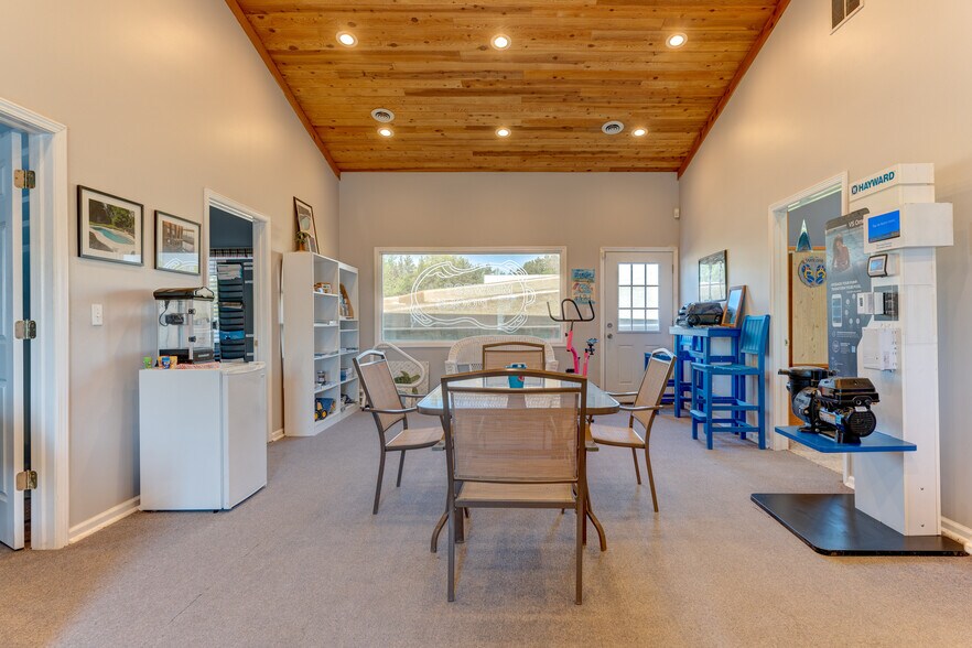 More Photos Of 3090 W Cook Rd, Grand Blanc Showroom For Sale