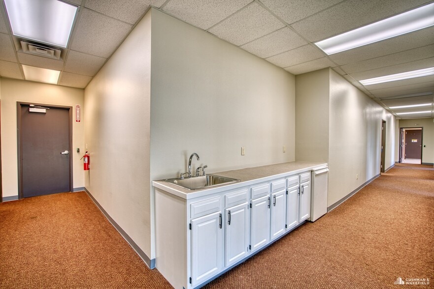 More Photos Of 1530 Vista View Dr, Longmont Warehouse For Lease