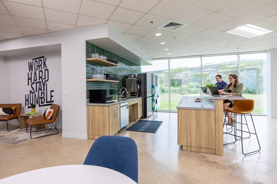 More Photos Of 5000 Plaza On The Lake Dr, Austin Coworking Space