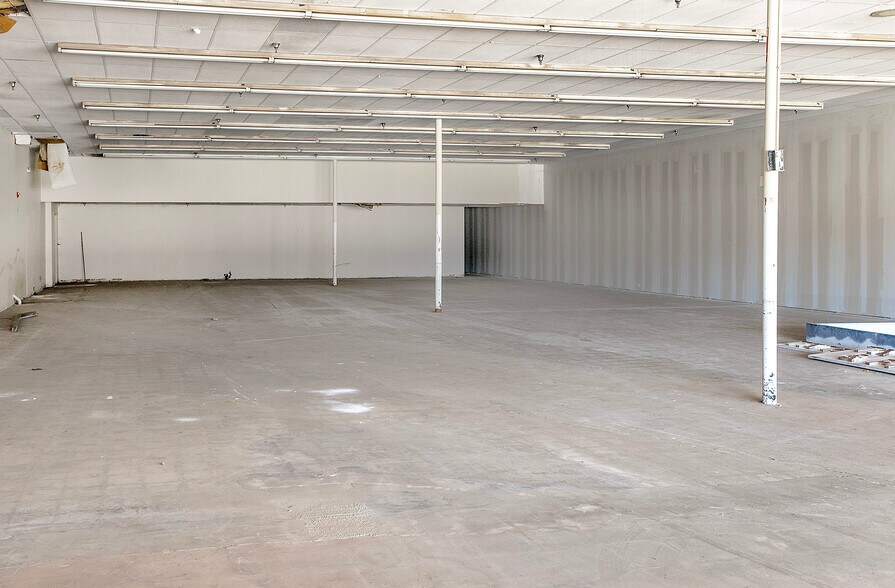 More Photos Of 315-330 E Spring St, Palestine Unknown For Lease