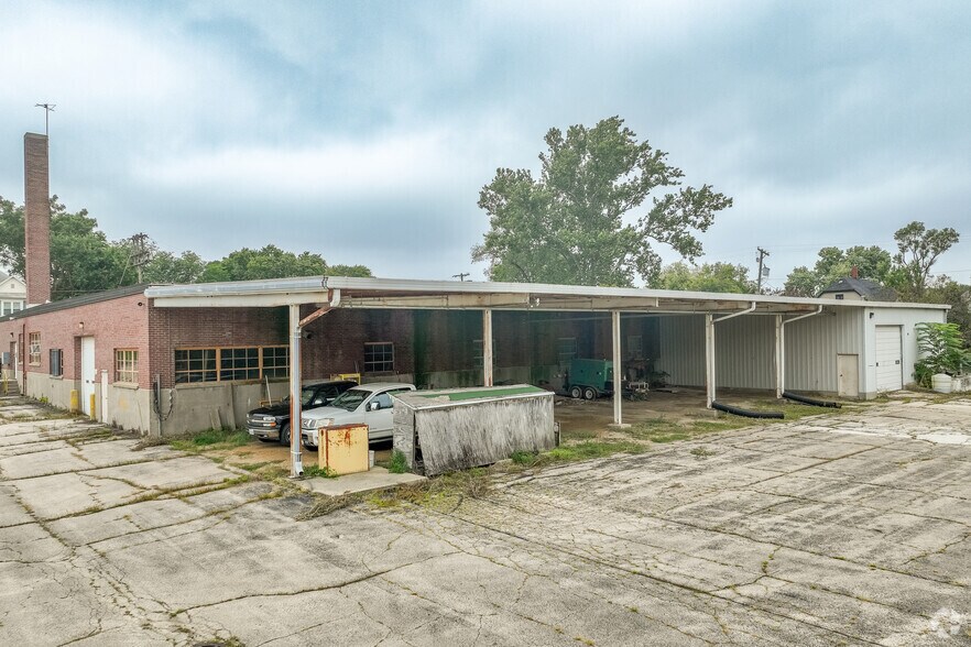 More Photos Of 947 E Clinton St, Freeport Warehouse For Sale