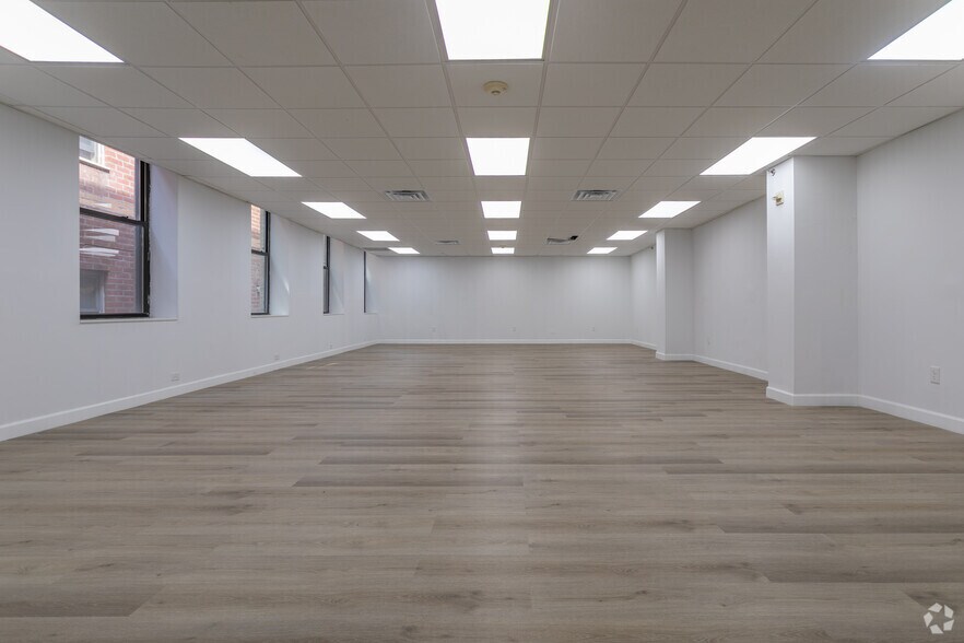 Primary Photo Of 136-21 Roosevelt Ave, Flushing, NY 11354-5655, Flushing Office For Lease