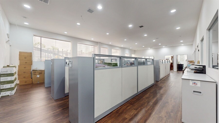 More Photos Of 26-32 Bond St, Westbury Loft Creative Space For Lease