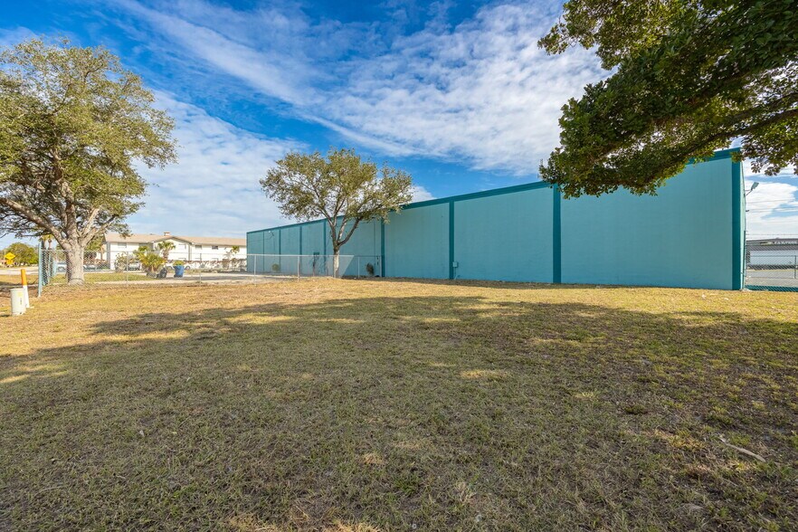 More Photos Of 2546-2578 Fowler St, Fort Myers Warehouse For Lease