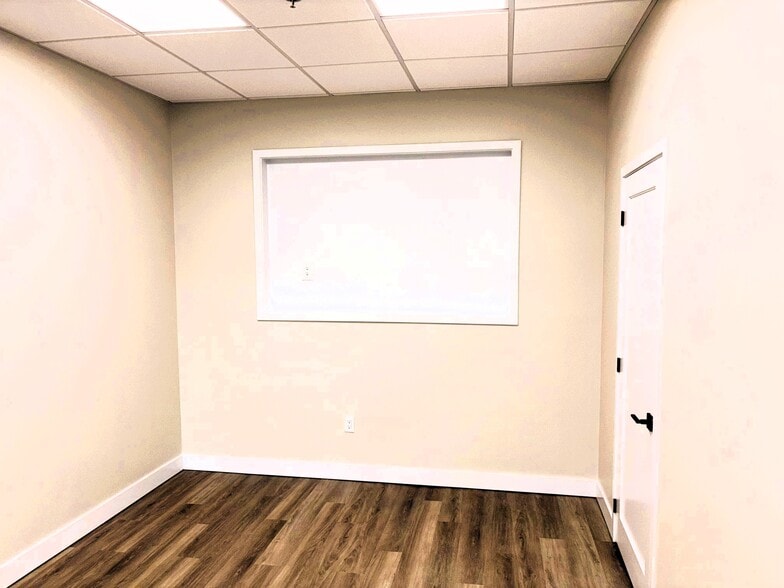 More Photos Of 90 Esna Park Dr, Markham Service For Lease