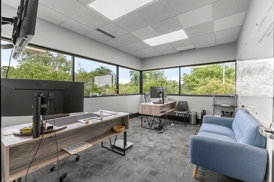 More Photos Of 15360 S Commerce Dr, Dearborn Office For Sale