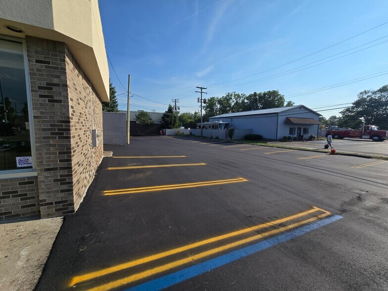 More Photos Of 1989 N Opdyke Rd, Auburn Hills Freestanding For Sale