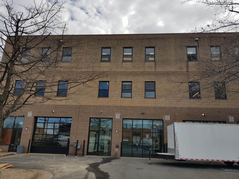 More Photos Of 5509 Vine St, Alexandria Flex For Lease