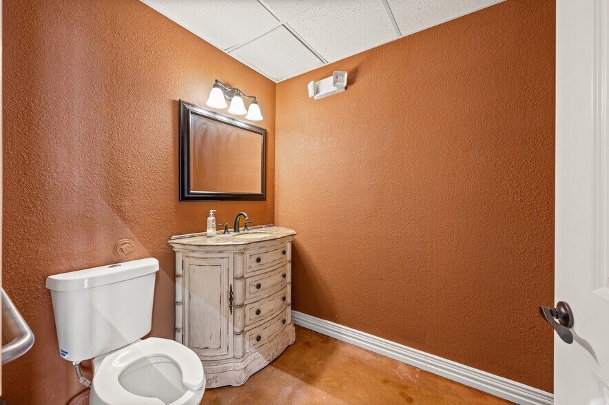 More Photos Of 7716 Davis Blvd, North Richland Hills Storefront For Lease