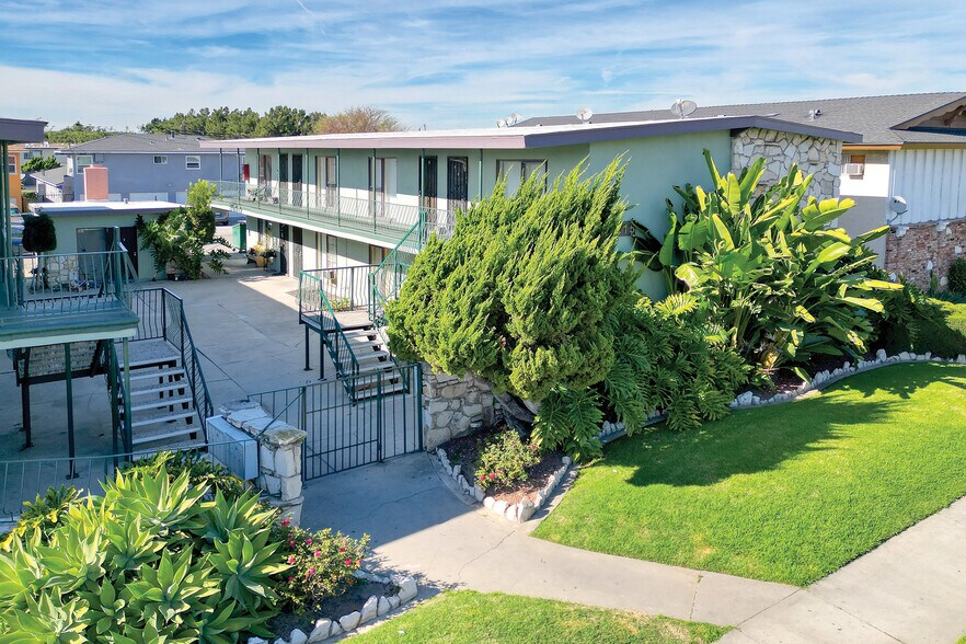 More Photos Of 11515-11517 Old River School Rd, Downey Apartments For Sale