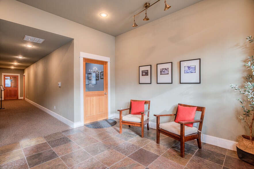 More Photos Of 257 S Pine St, Sisters Office For Lease