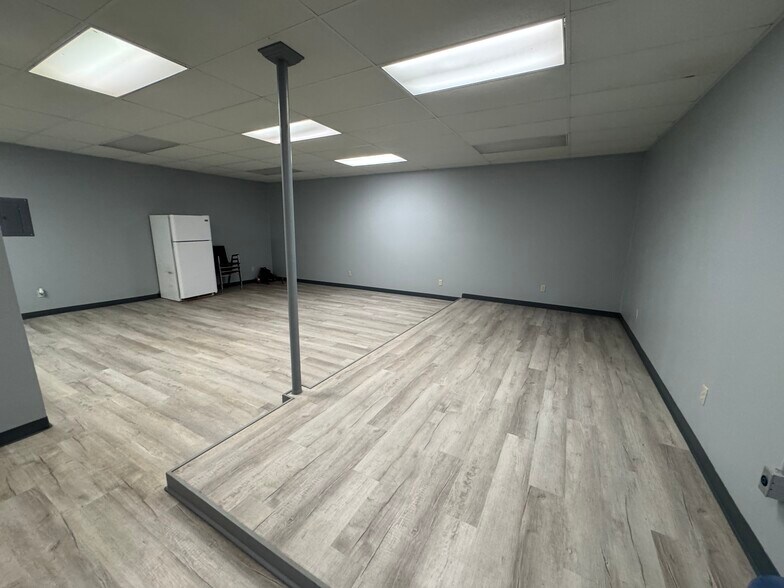 More Photos Of 706 N Perry St, Palestine General Retail For Sale