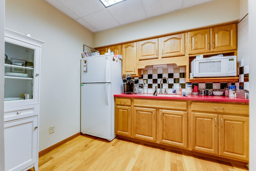 More Photos Of 2050 Winners Dr, Fairmont Auto Repair For Sale