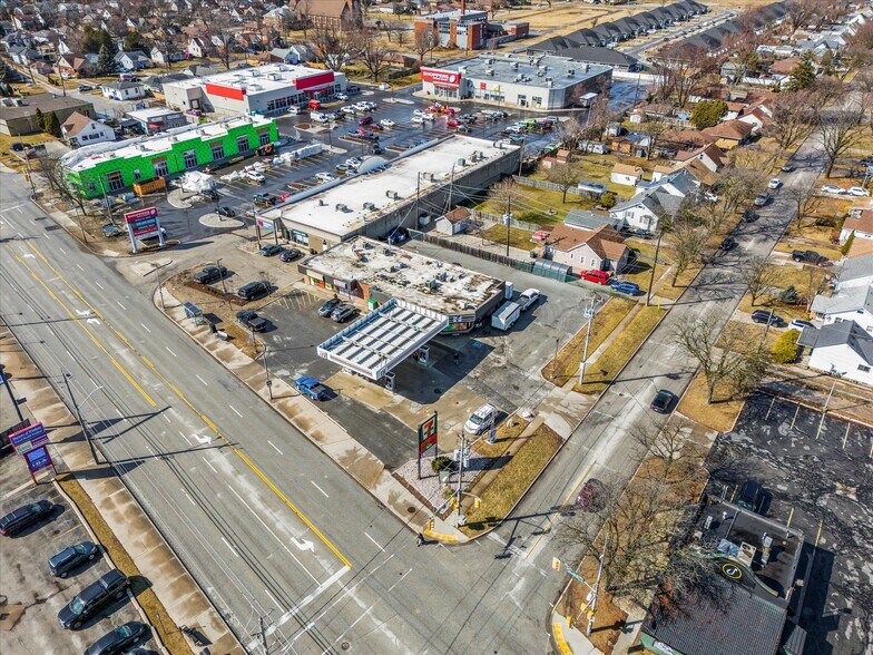 More Photos Of 5124 Tecumseh Rd E, Windsor Freestanding For Sale