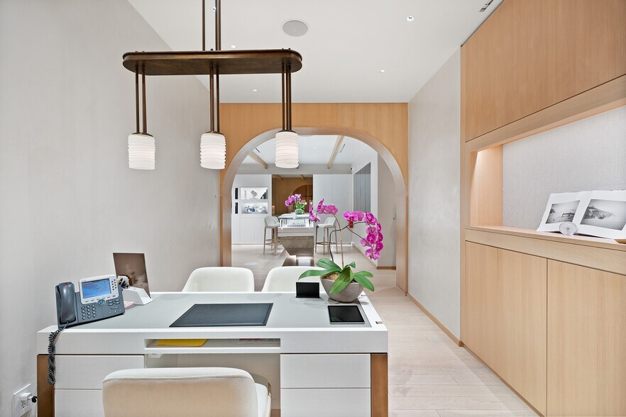 More Photos Of 20 Main St, East Hampton Storefront Retail Office For Lease