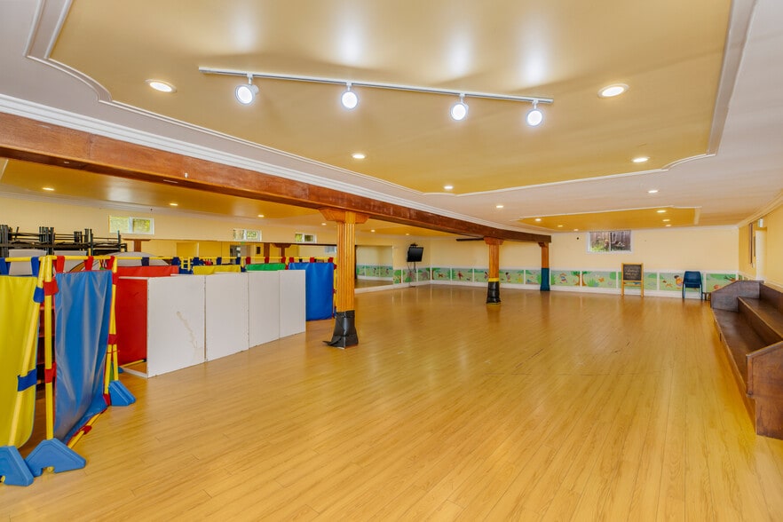 More Photos Of 632 W Stocker St, Glendale Religious Facility For Sale