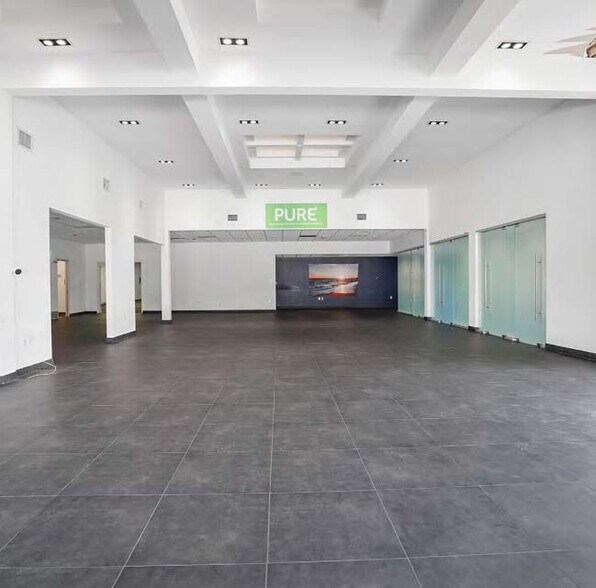 More Photos Of 21326 Ventura Blvd, Woodland Hills Storefront Retail Office For Lease