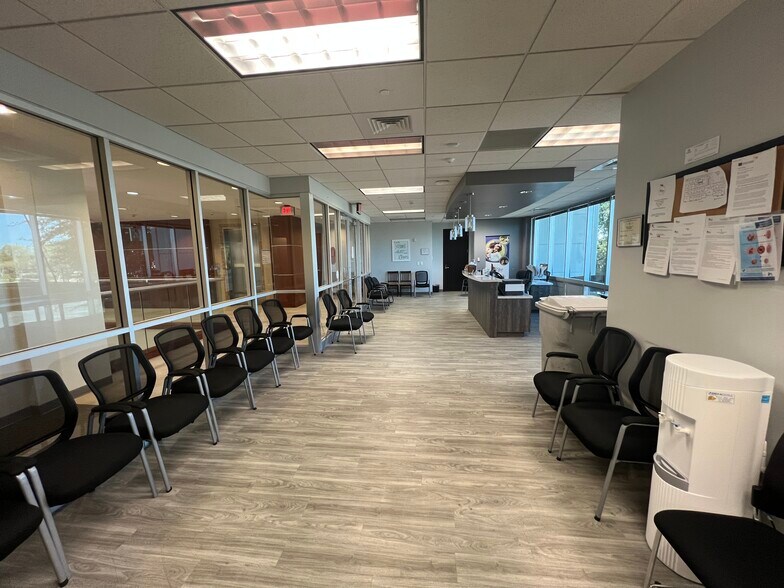 More Photos Of 5701 W Talavi Blvd, Glendale Office For Lease