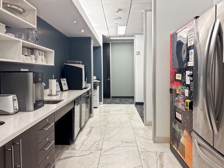 More Photos Of 21 Waterway Ave, The Woodlands Coworking Space