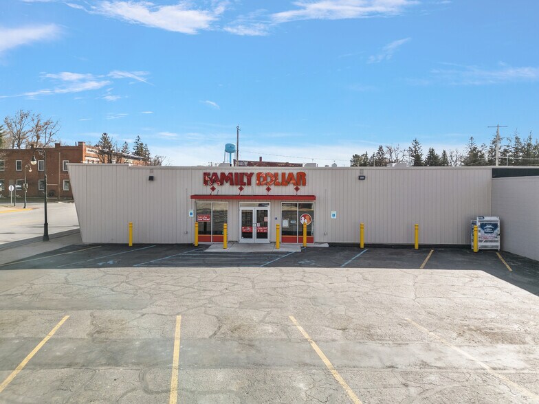 Primary Photo Of 326 E Main St, Edmore Freestanding For Sale