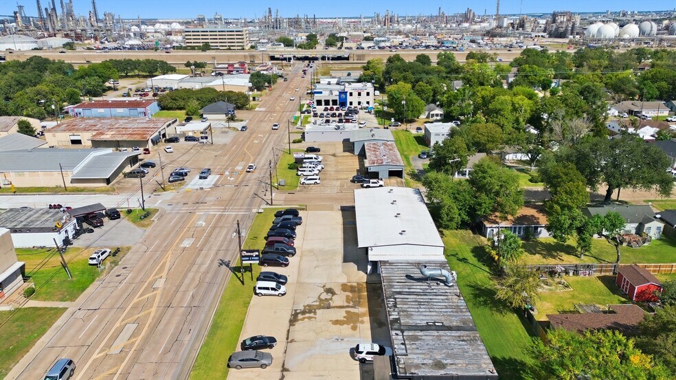 More Photos Of 413 Center St, Deer Park Industrial For Lease
