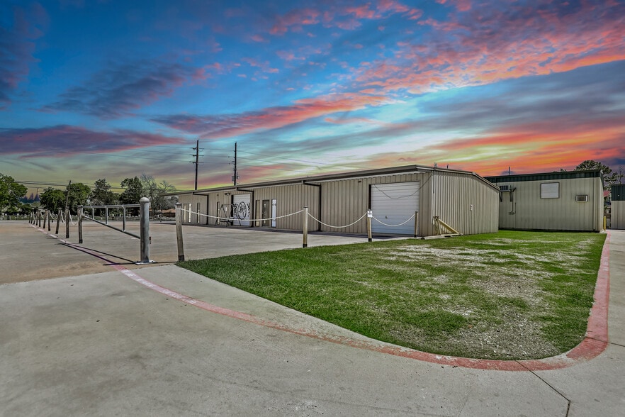 More Photos Of 411 S Houston Ave, Humble Warehouse For Sale