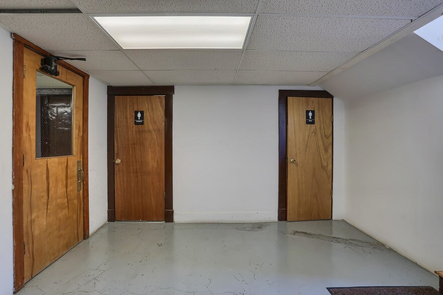 More Photos Of 205 S Main St, Seymour Office For Lease