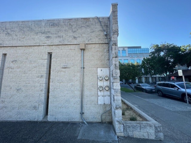 More Photos Of 710 Missouri St, Fairfield Office For Sale