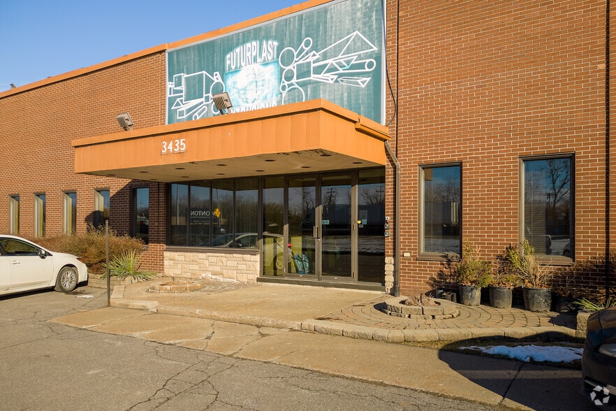More Photos Of 3435 Boul Pitfield, Montréal Distribution For Lease