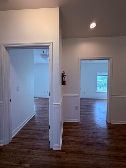 More Photos Of 5722 Hickory Plaza Dr, Nashville Office For Lease