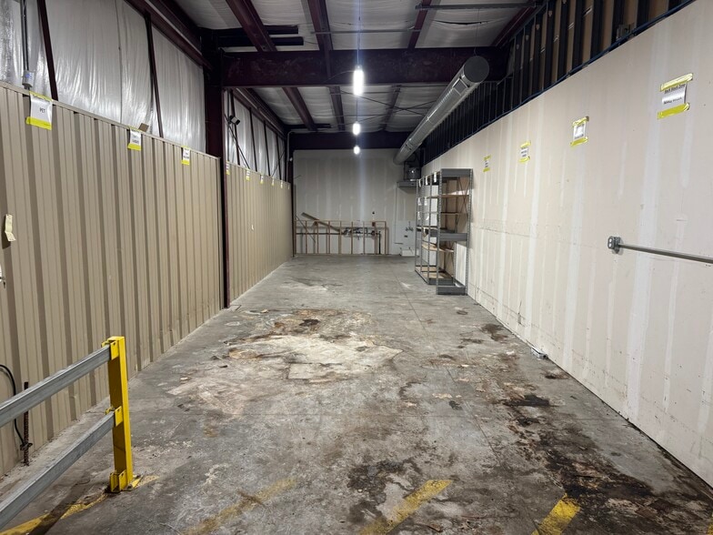More Photos Of 16015 Lake Shore Blvd, Cleveland General Retail For Lease