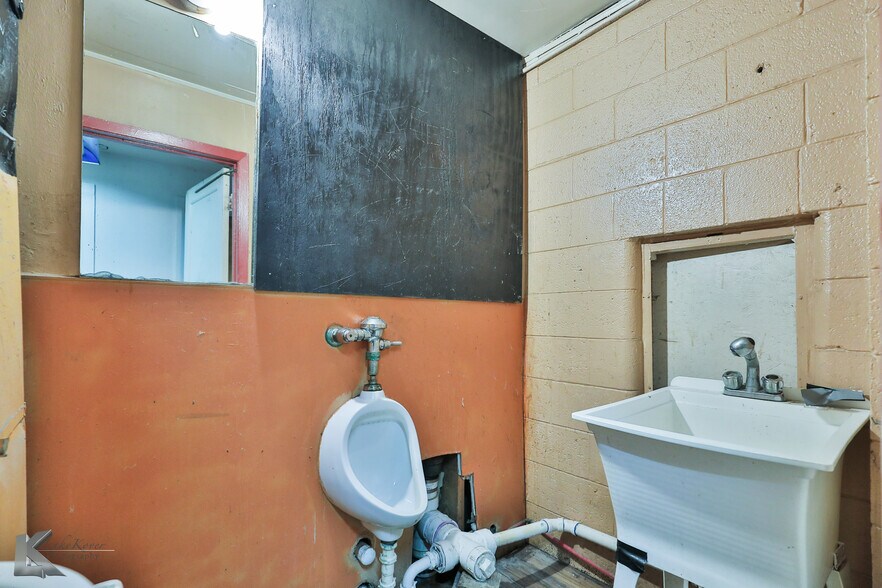 More Photos Of 1841 S Treadaway Blvd, Abilene Industrial For Sale