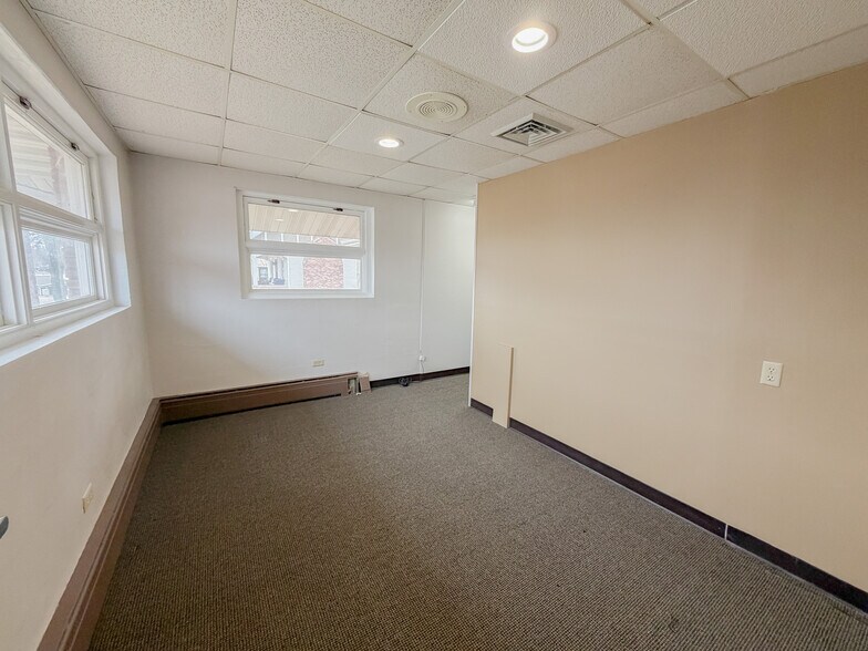 More Photos Of 515 Gold St, Green Lake Office For Sale