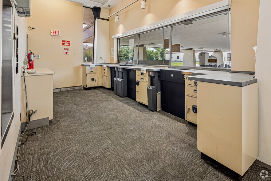 More Photos Of 469 N Seymour Ave, Mundelein Bank For Sale