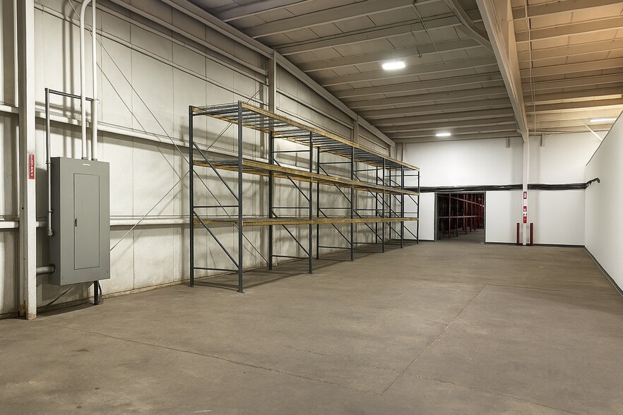 More Photos Of 429 Lake Rd, Killingly Warehouse For Lease