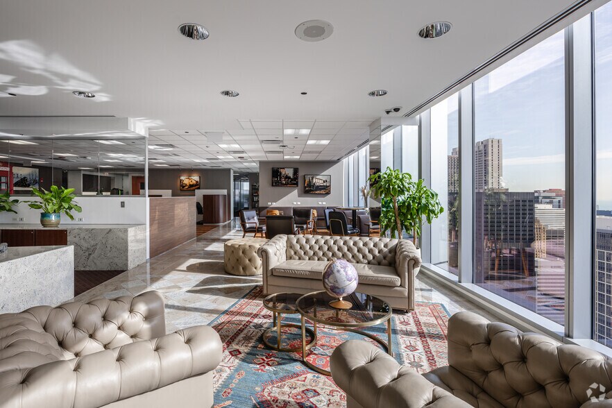More Photos Of 155 N Wacker Dr, Chicago Coworking Space