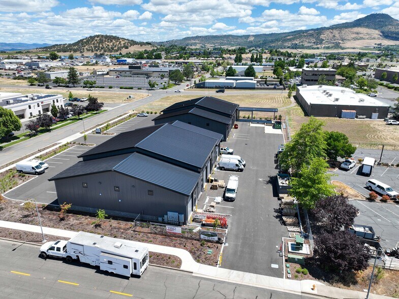 More Photos Of 2016 Commerce, Medford Showroom For Lease