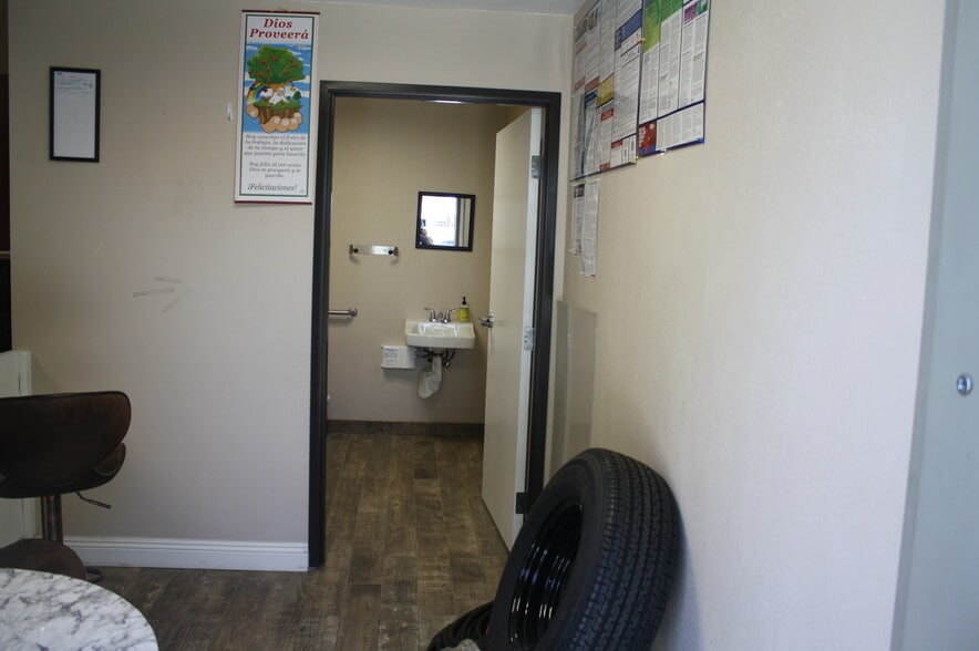 More Photos Of 45240 N Trevor Ave, Lancaster Auto Repair For Sale