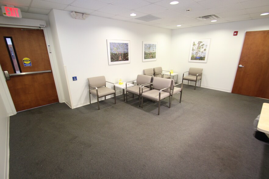 More Photos Of 1365 Kelso Dr, Kent Medical For Sale