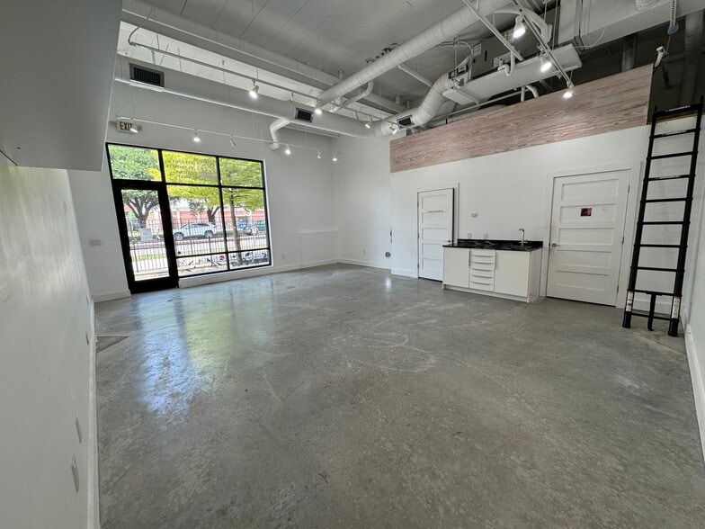 More Photos Of 1800 E 4th St, Austin Apartments For Lease