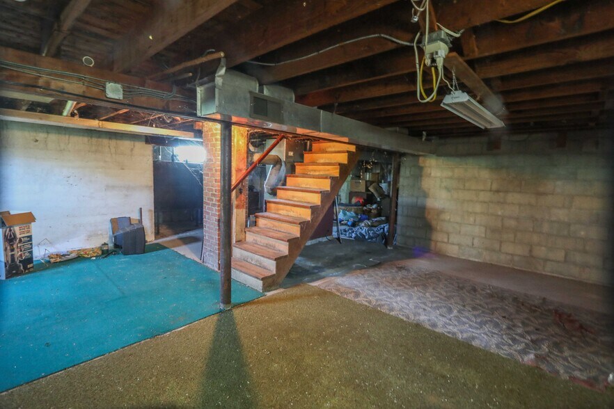 More Photos Of 1499 S State St, North Adams Distribution For Sale