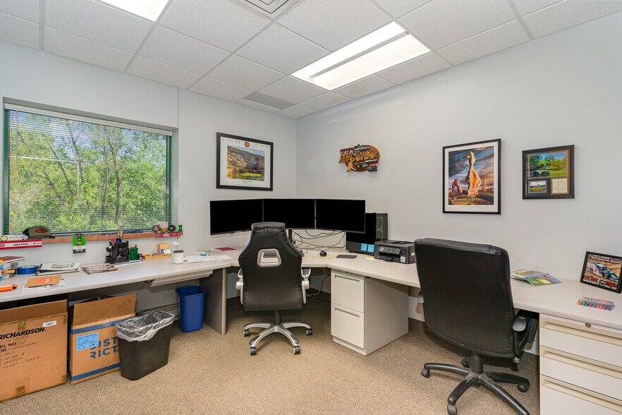 More Photos Of 8555 W 123rd St W, Savage Flex For Lease