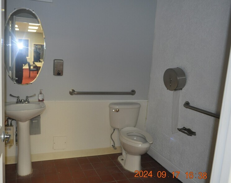 More Photos Of 2224 E Fayette St, Baltimore Warehouse For Lease