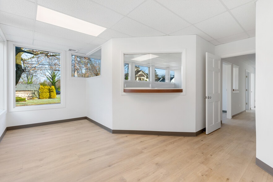 More Photos Of 152 E Main St, Huntington Medical For Lease